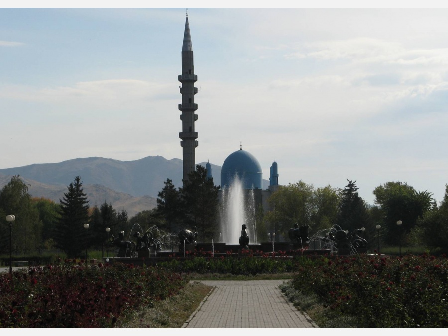 Мечеть на фоне фонтана